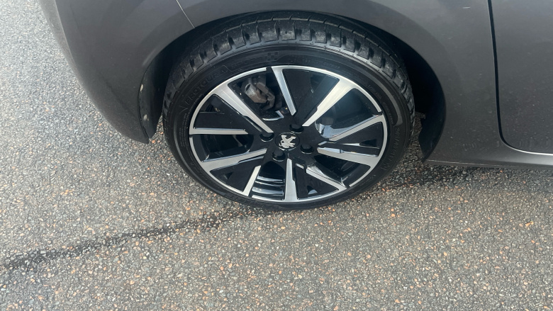 Peugeot 208 1.2 PureTech 100 Allure Premium 5dr Petrol Hatchback